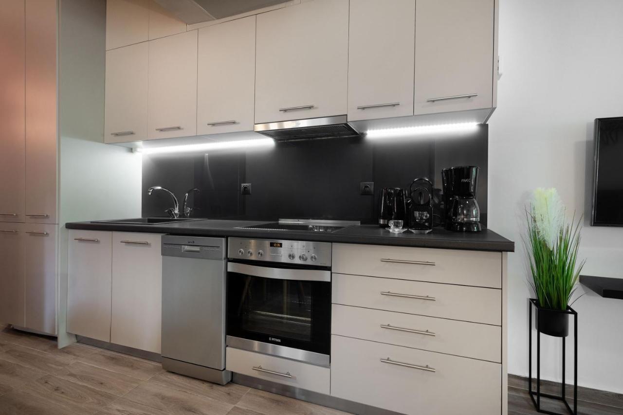 Mystique 2 Bd Aparment By Blupine Apartment Atena Exterior foto